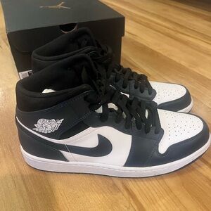 Jordan 1 Mid
Armory Navy/White Black
Size 12
Like New